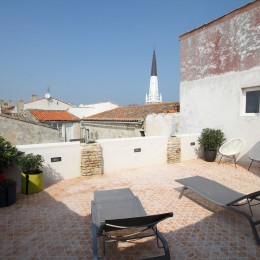 Terrasse avec vue sur le clocher d'Ars 