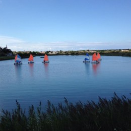 Sur les marais ou sur la mer, possibilité de faire de la voile.